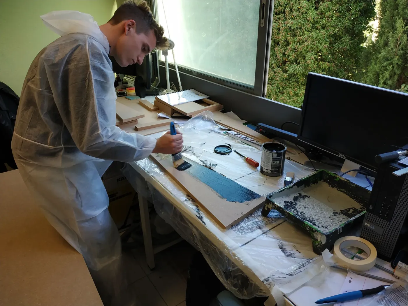 Etudiant qui fait la peinture